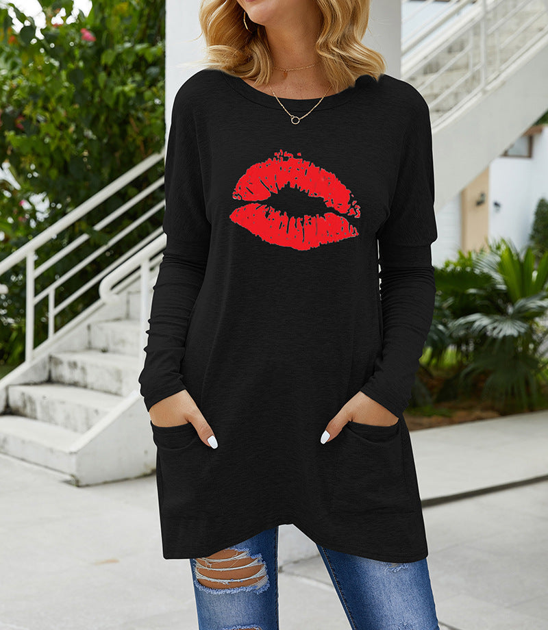 Dame avslappnad långärmad t-shirt med läppmotiv och praktiska fickor Mirla-Eva Jonsson
