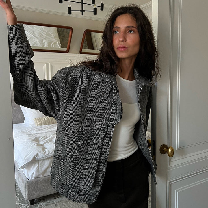 Dame avslappnad oversize-jacka med geometrisk design Mirla-Eva Jonsson