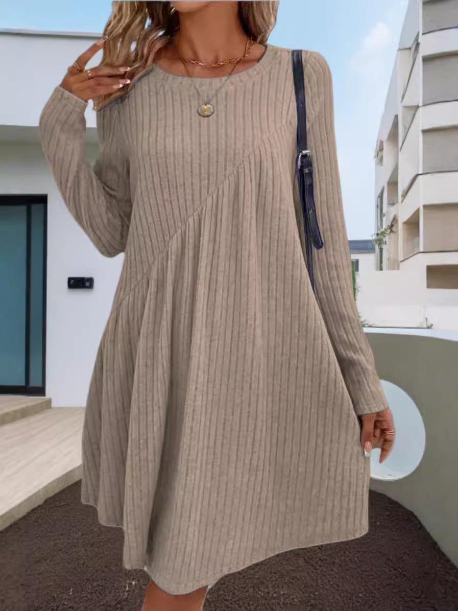 Dame avslappnad ribbad klänning med asymmetrisk design Mirla-Eva Jonsson