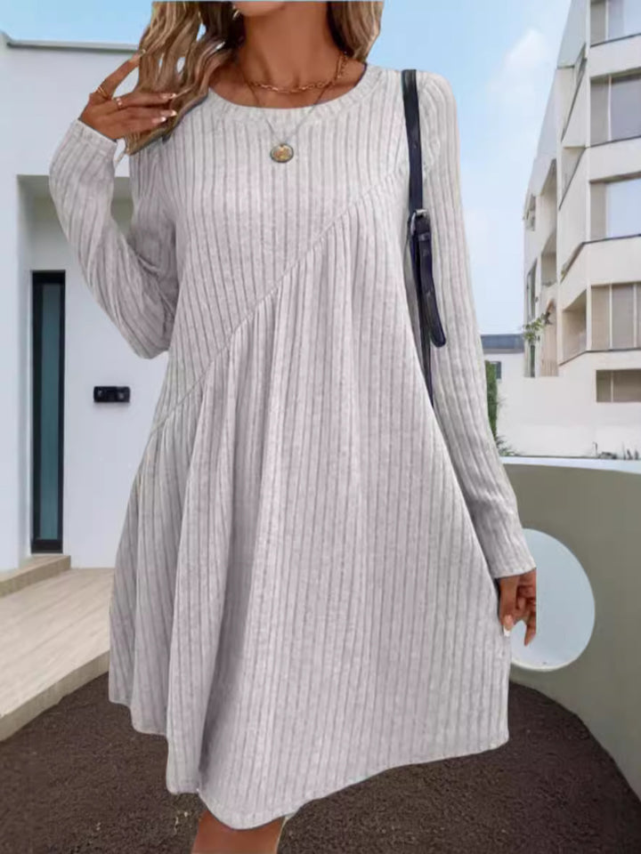 Dame avslappnad ribbad klänning med asymmetrisk design Mirla-Eva Jonsson