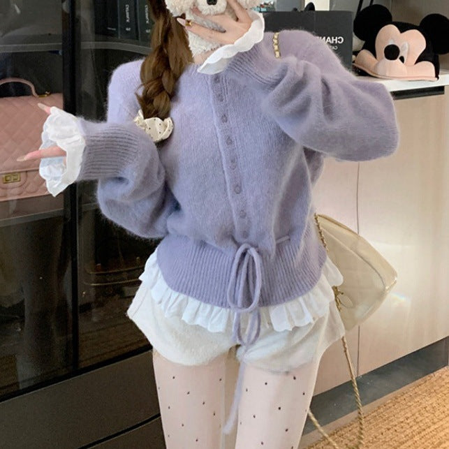 Dame avslappnad stickad cardigan med dekorativ knapprad och mjukt underklädesdesign Mirla-Eva Jonsson
