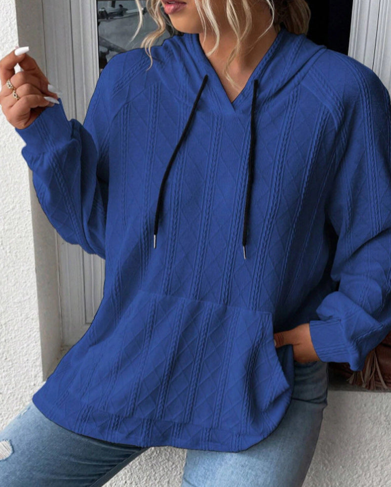 Dame avslappnet hettegenser med strukturert design og kengurulomme Mirla-Eva Jonsson