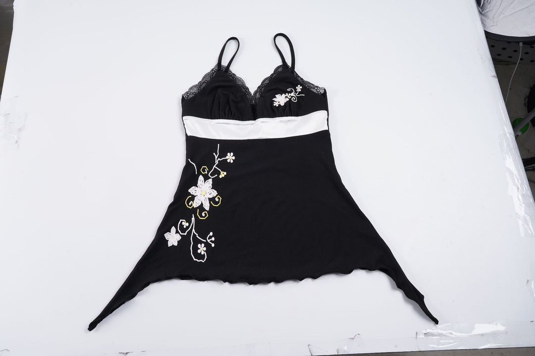 Dame badkläder med blommigt broderi och spaghettiband Mirla-Eva Jonsson