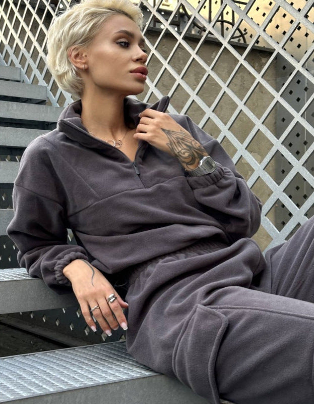 Dame bekväm fritidsdräkt med cargo-byxor och cropped topp Mirla-Eva Jonsson