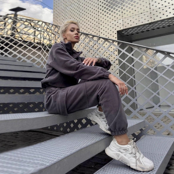 Dame bekväm fritidsdräkt med cargo-byxor och cropped topp Mirla-Eva Jonsson