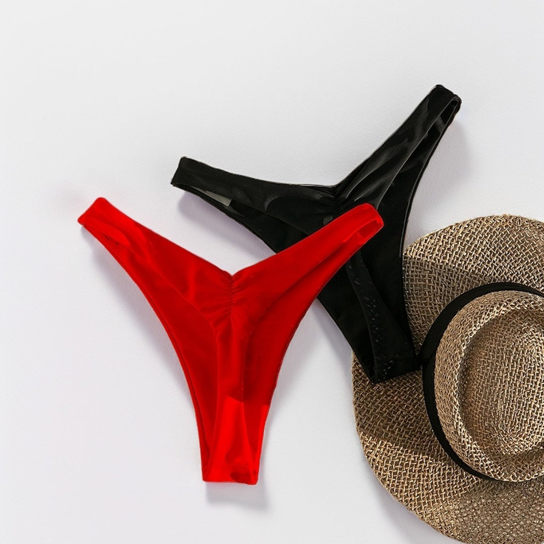 Dame bikini-byxor med hög benöppning och elegant snitt Mirla-Eva Jonsson