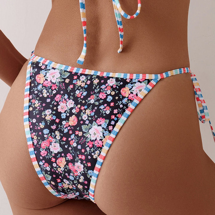 Dame bikini med blommönster och lekfulla knytband Mirla-Eva Jonsson