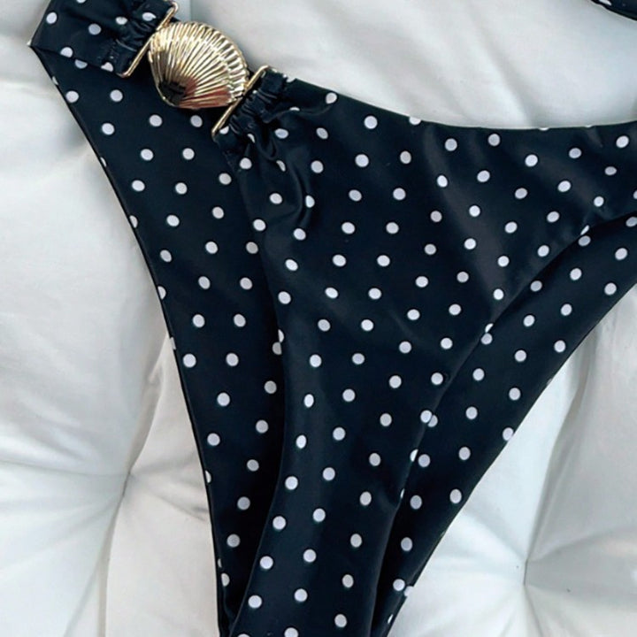 Dame bikini med vadderade kupor och dekorativ detalj av snäcka Mirla-Eva Jonsson