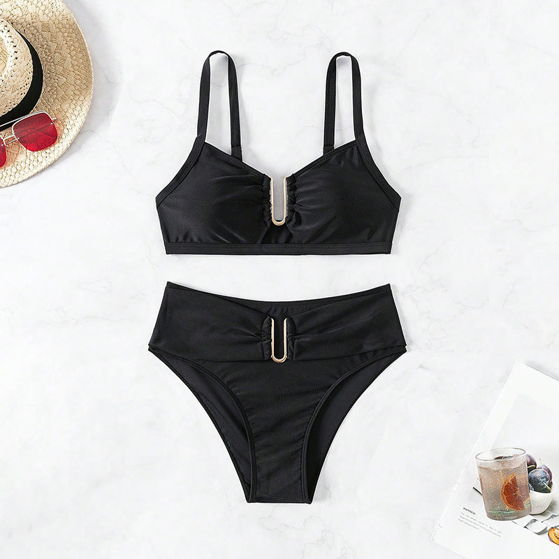 Dame bikini-set med eleganta volangdetaljer och modeinspirerad guldaccent Mirla-Eva Jonsson