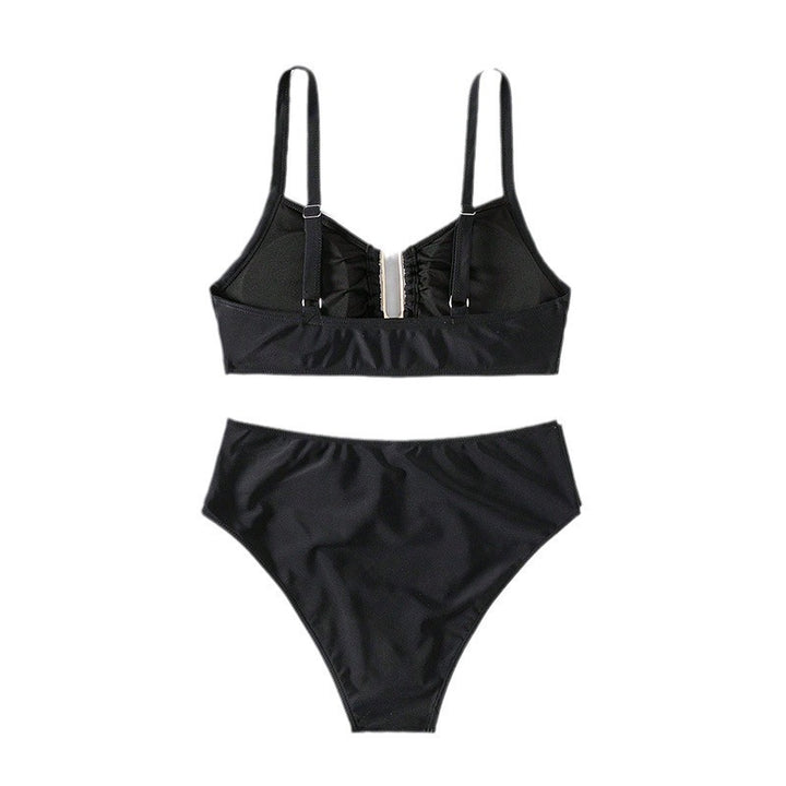 Dame bikini-set med eleganta volangdetaljer och modeinspirerad guldaccent Mirla-Eva Jonsson