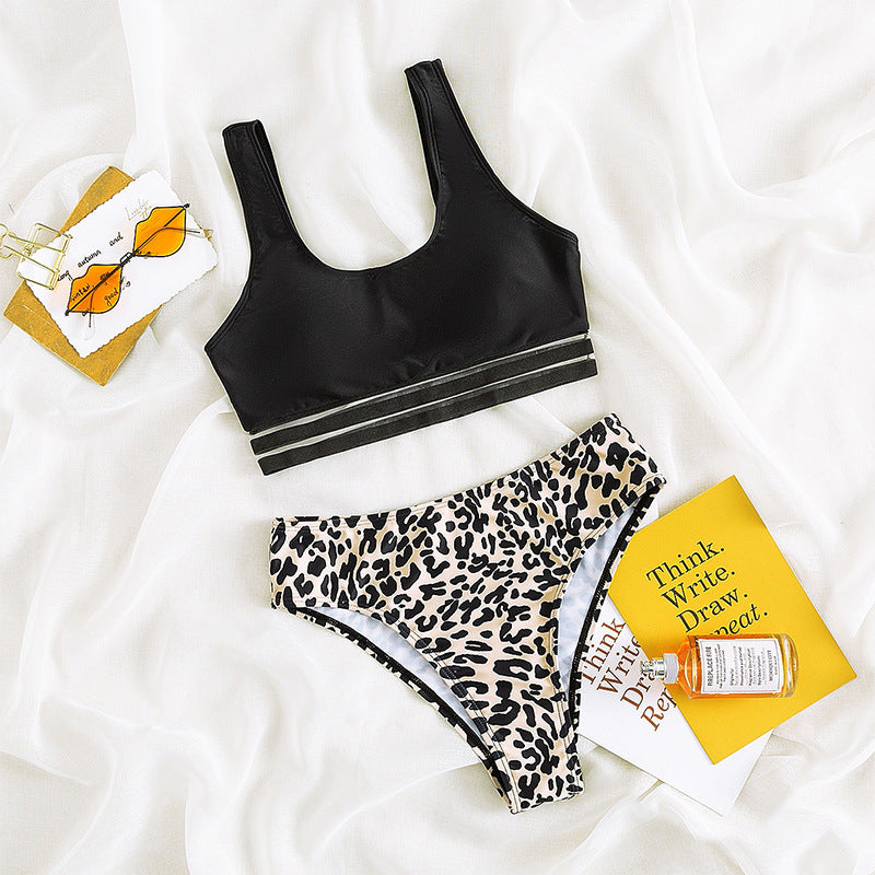 Dame bikini-set med trendigt djurtryck och sportig crop top Mirla-Eva Jonsson