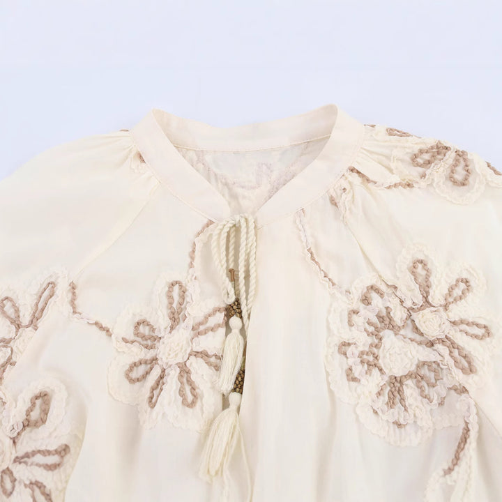 Dame blus med blommig broderad mönster och eleganta kvastar Mirla-Eva Jonsson