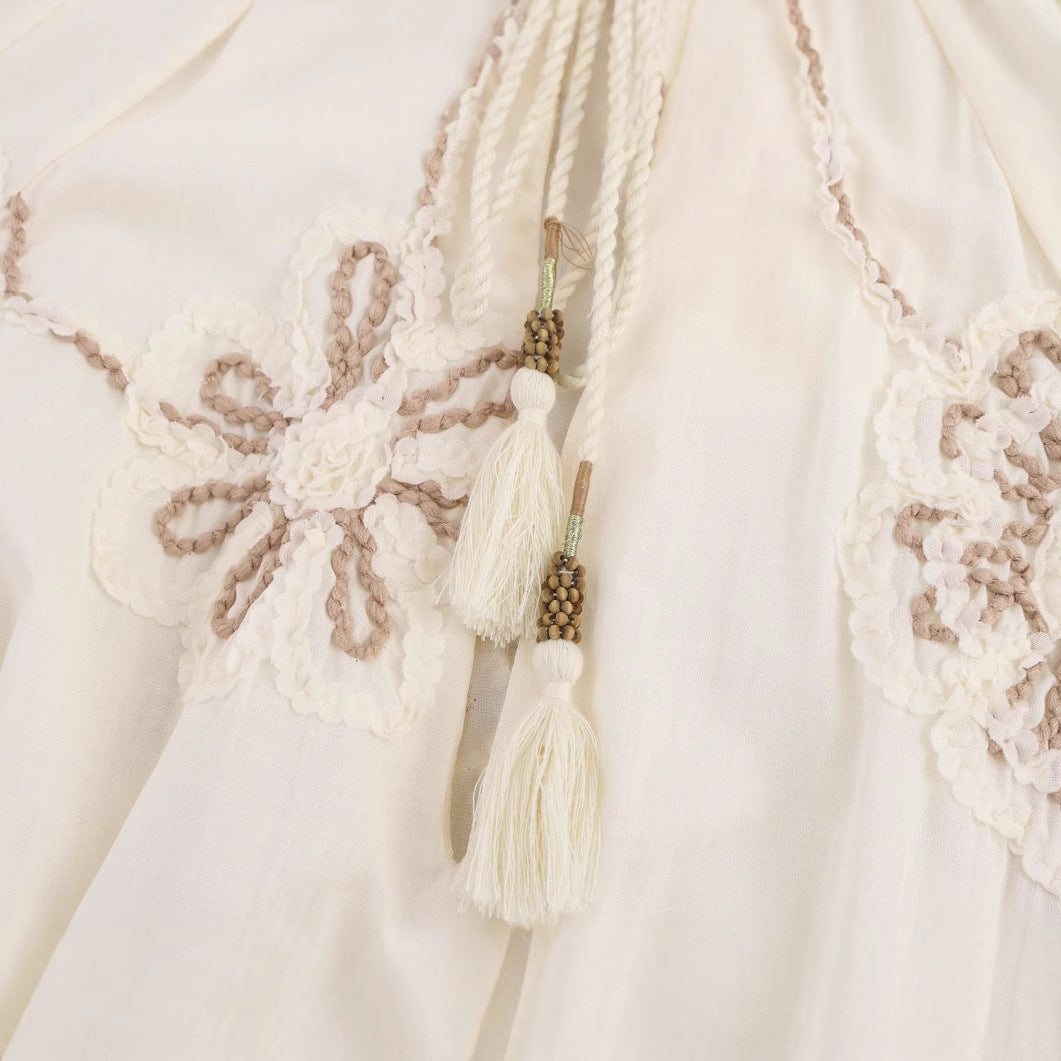 Dame blus med blommig broderad mönster och eleganta kvastar Mirla-Eva Jonsson