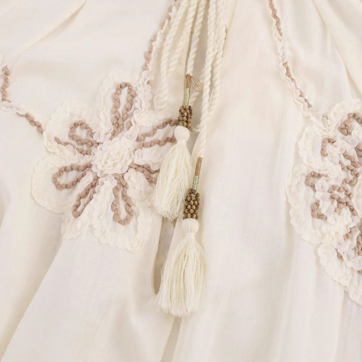 Dame blus med blommig broderad mönster och eleganta kvastar Mirla-Eva Jonsson