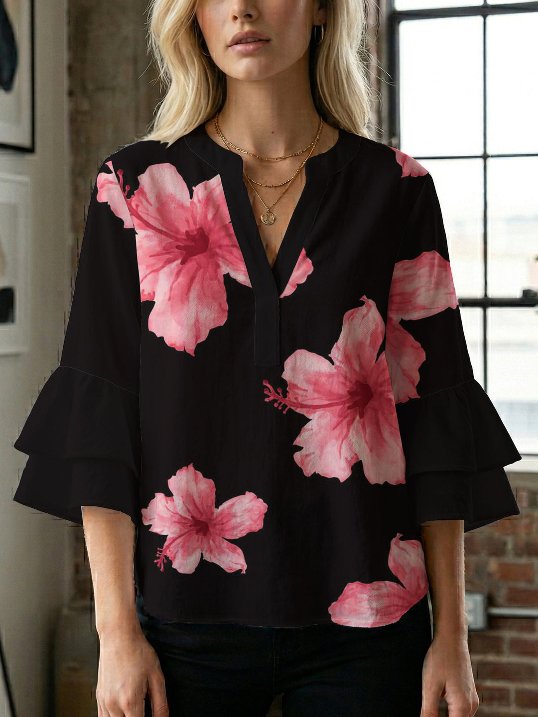 Dame blus med voluminösa volangärmar och modernt motiv Mirla-Eva Jonsson