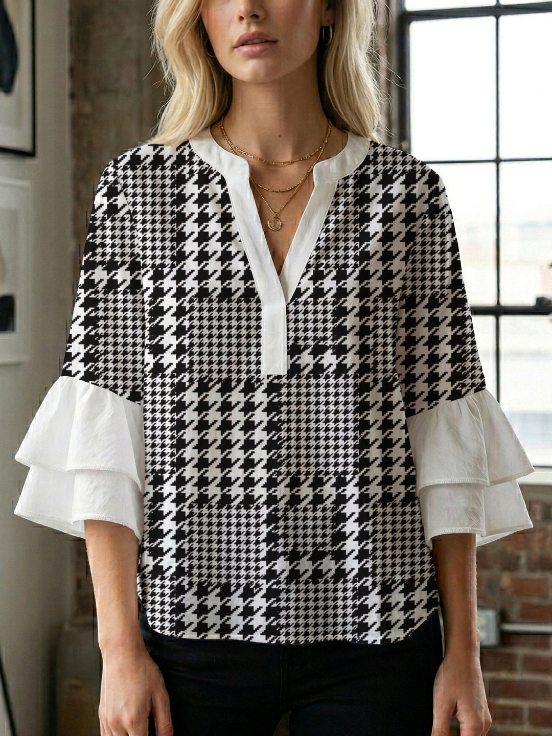 Dame blus med voluminösa volangärmar och modernt motiv Mirla-Eva Jonsson