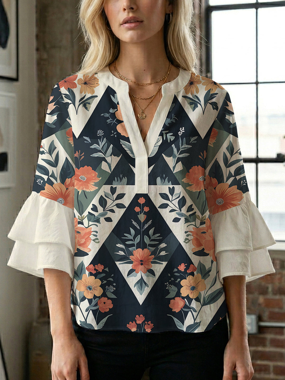 Dame blus med voluminösa volangärmar och modernt motiv Mirla-Eva Jonsson