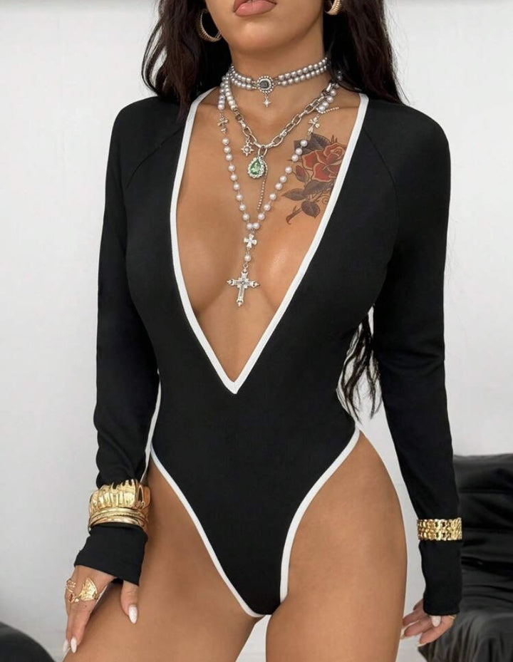 Dame bodysuit med djup V-ringning och eleganta kontrastsömmar Mirla-Eva Jonsson