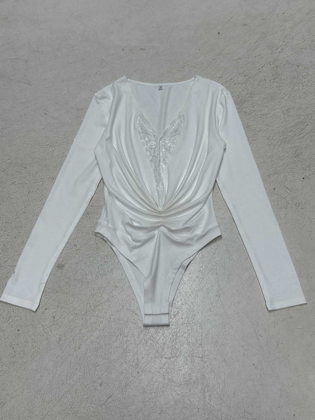 Dame bodysuit med djup V-utskärning och elegant rynkdetalj Mirla-Eva Jonsson