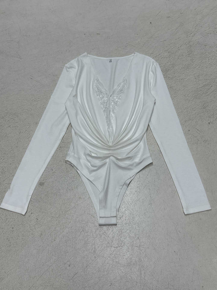 Dame bodysuit med djup V-utskärning och elegant rynkdetalj Mirla-Eva Jonsson