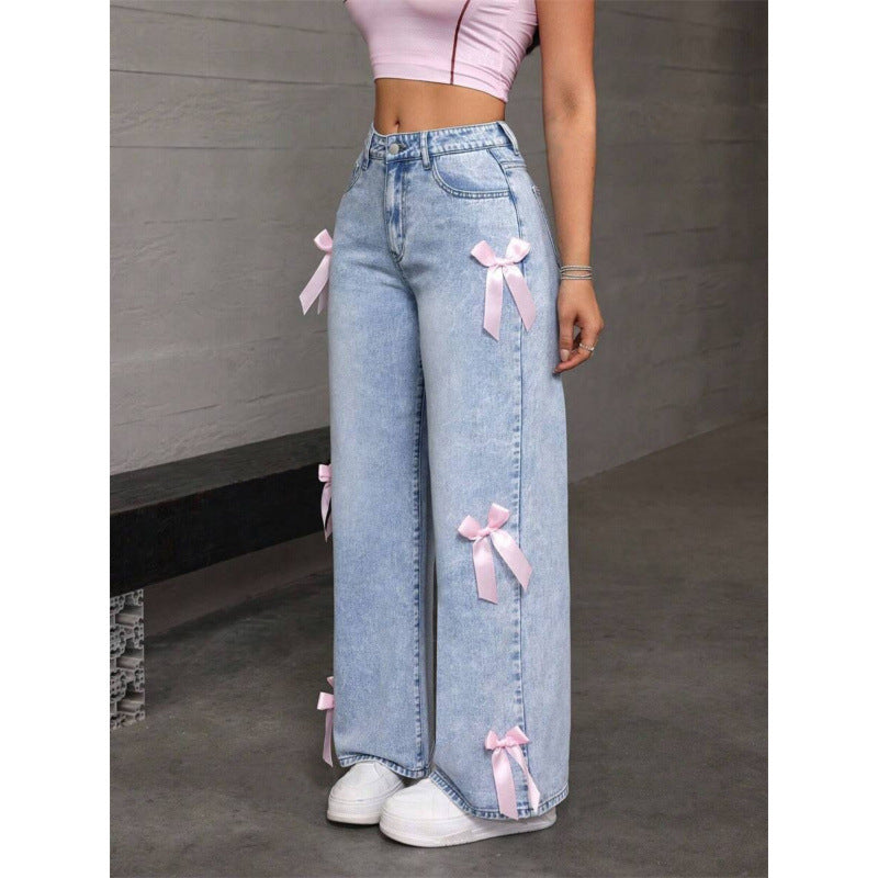 Dame breda jeans med dekorativa rosett-detaljer Mirla-Eva Jonsson