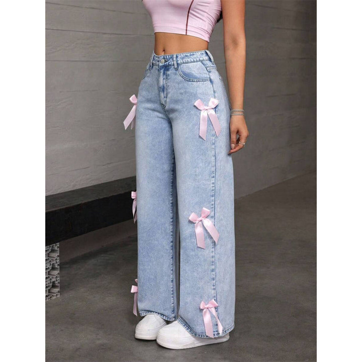 Dame breda jeans med dekorativa rosett-detaljer Mirla-Eva Jonsson