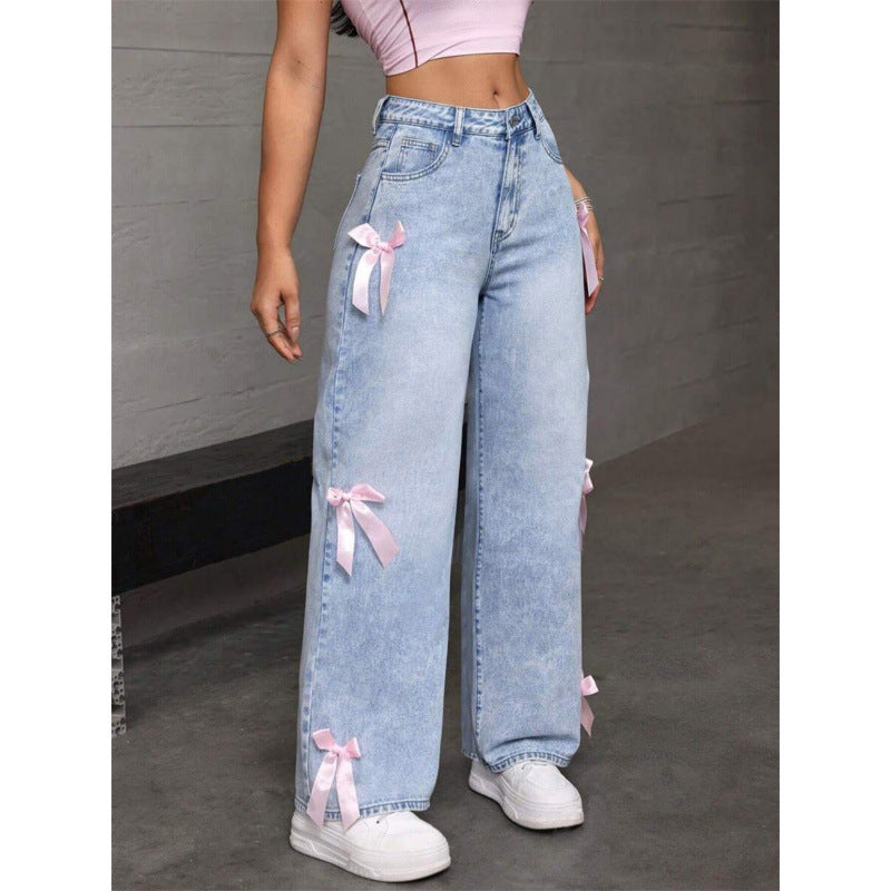 Dame breda jeans med dekorativa rosett-detaljer Mirla-Eva Jonsson