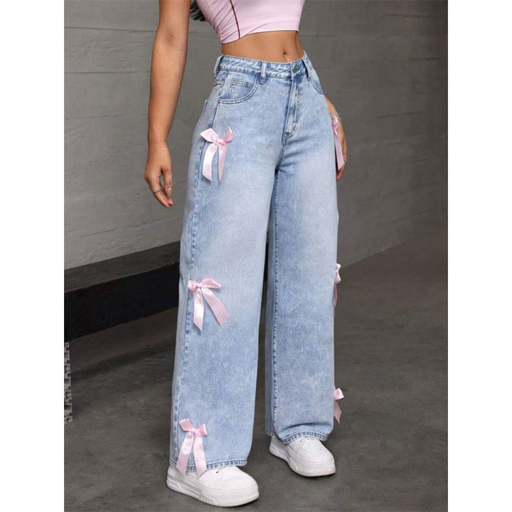 Dame breda jeans med dekorativa rosett-detaljer Mirla-Eva Jonsson