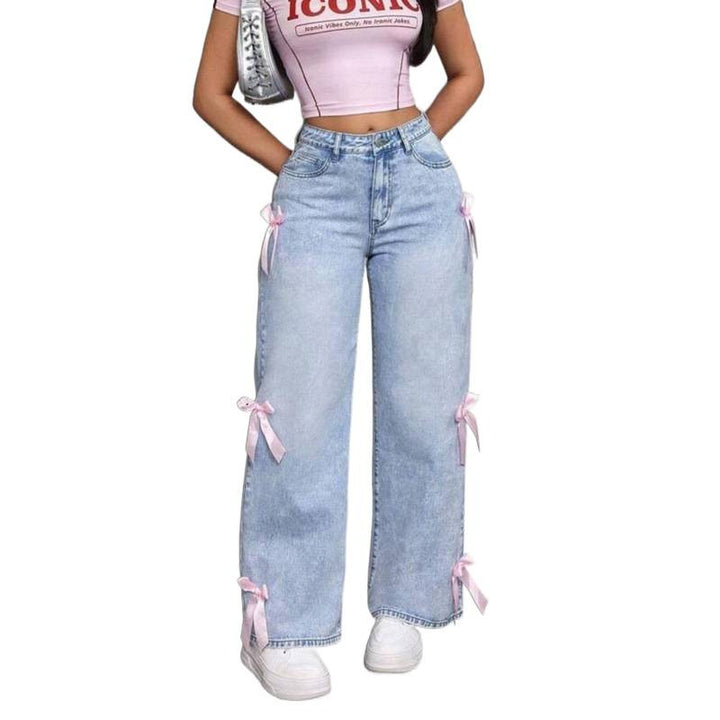 Dame breda jeans med dekorativa rosett-detaljer Mirla-Eva Jonsson