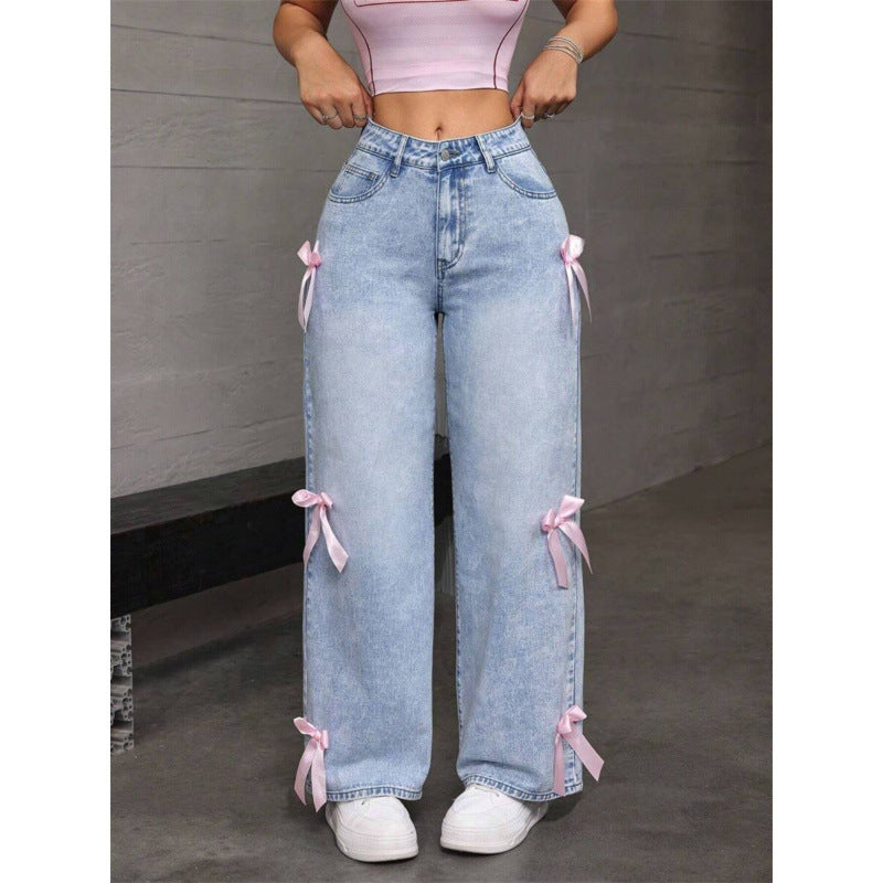 Dame breda jeans med dekorativa rosett-detaljer Mirla-Eva Jonsson