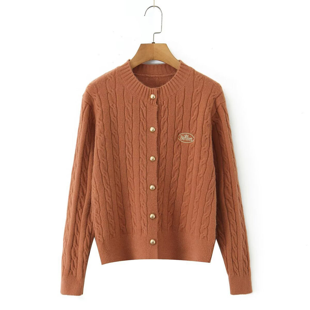 Dame cardigan med elegant flätmönster och pärnknappar Mirla-Eva Jonsson