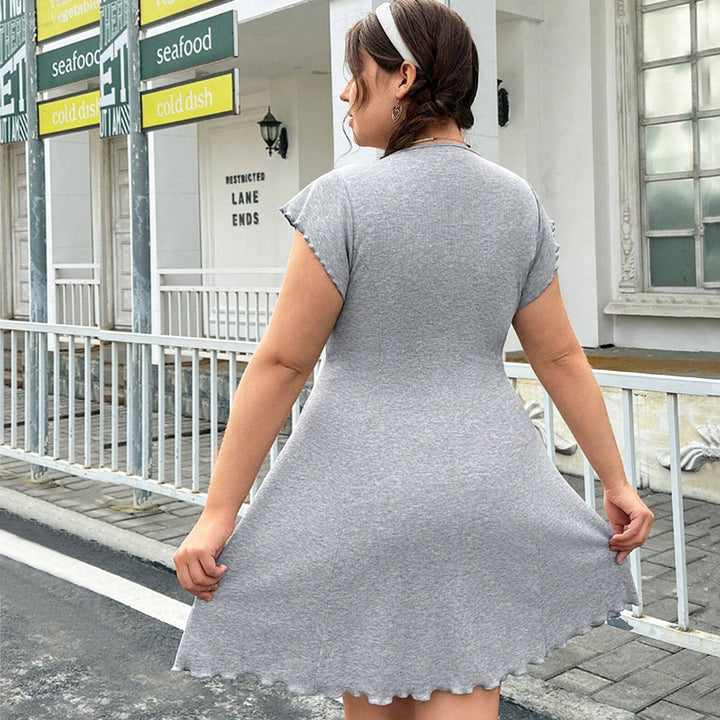 Dame casual Jersey dress with playful curved hem and decorative ribbons Mirla-Eva Jonsson