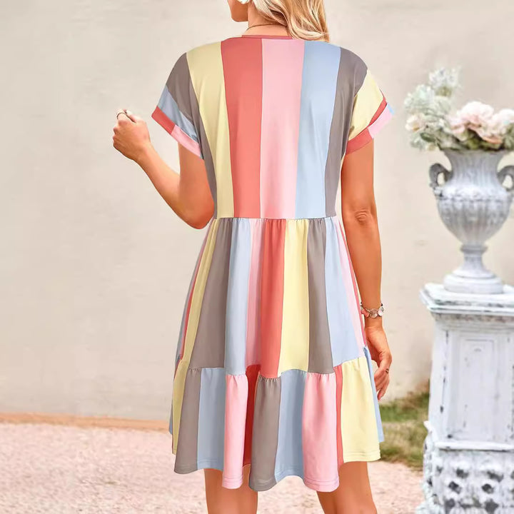 Dame casual sommarklänning i modern randdesign med V-hals och volang Mirla-Eva Jonsson