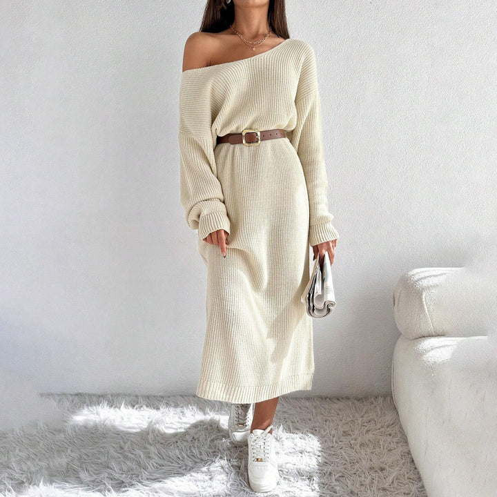 Dame casual stickad klänning med asymmetrisk skärning och eleganta volangdetaljer Mirla-Eva Jonsson