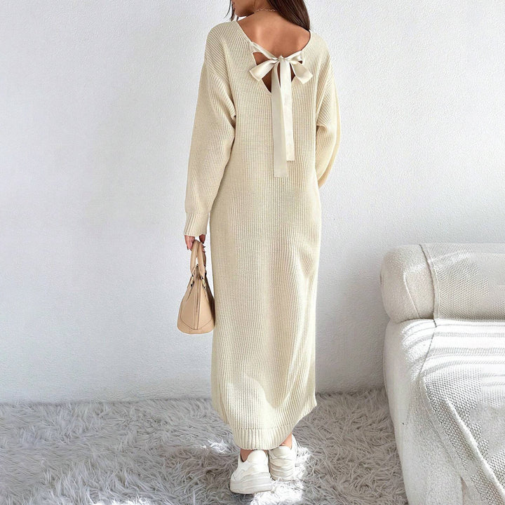 Dame casual stickad klänning med asymmetrisk skärning och eleganta volangdetaljer Mirla-Eva Jonsson