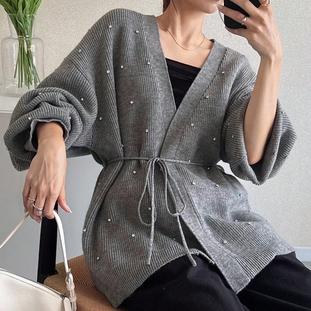 Dame chic stickad cardigan med eleganta pärldetaljer Mirla-Eva Jonsson
