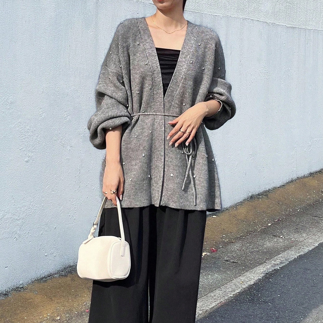 Dame chic stickad cardigan med eleganta pärldetaljer Mirla-Eva Jonsson