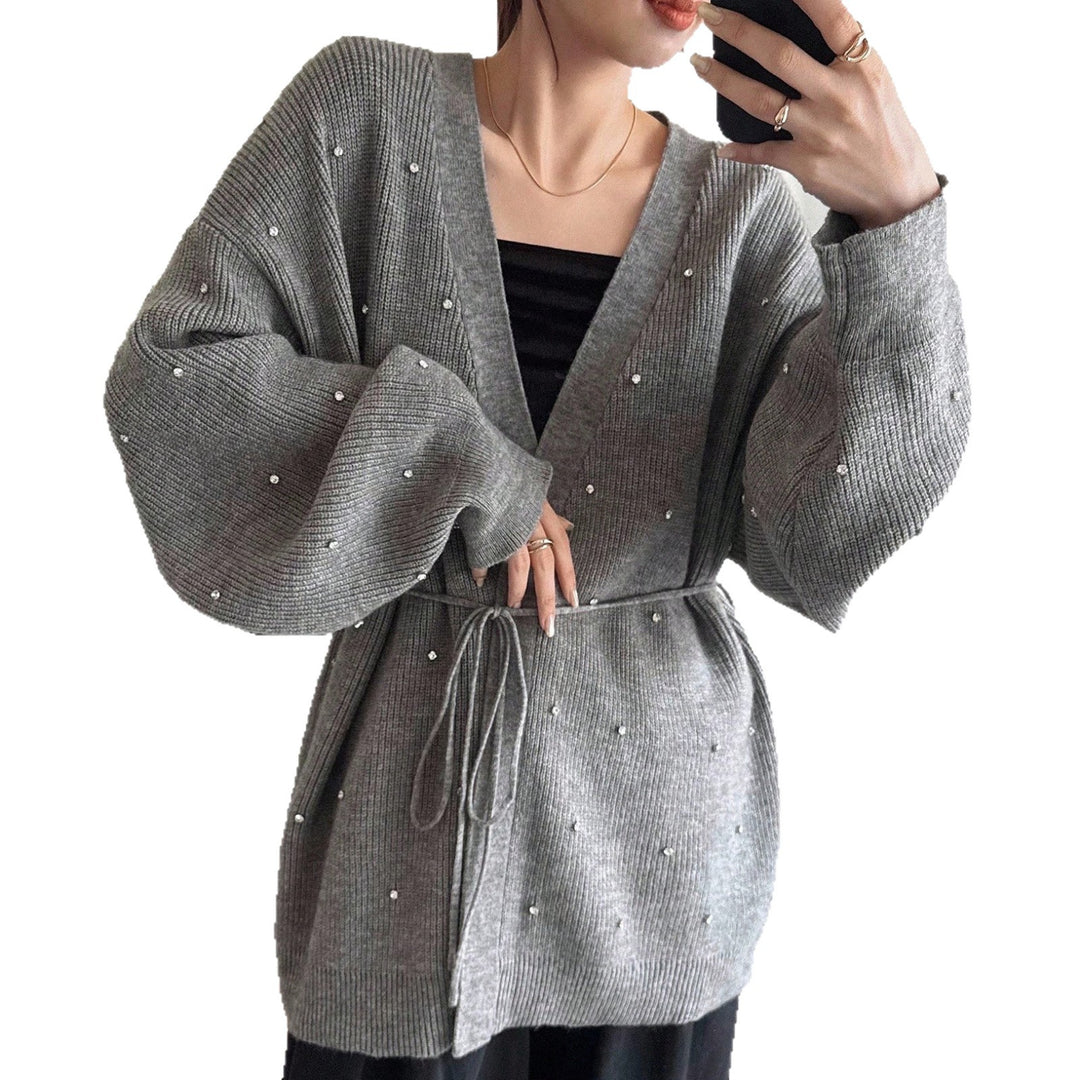 Dame chic stickad cardigan med eleganta pärldetaljer Mirla-Eva Jonsson