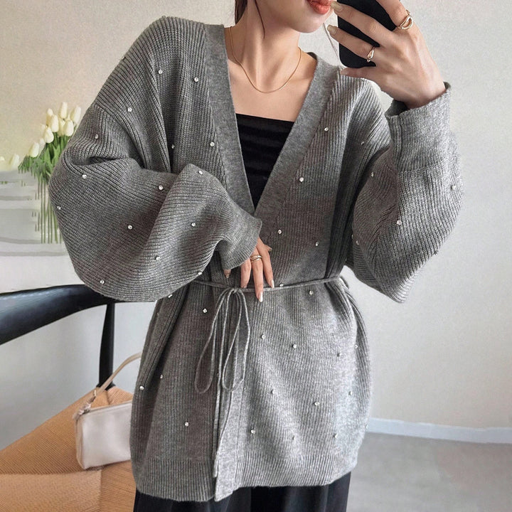 Dame chic stickad cardigan med eleganta pärldetaljer Mirla-Eva Jonsson