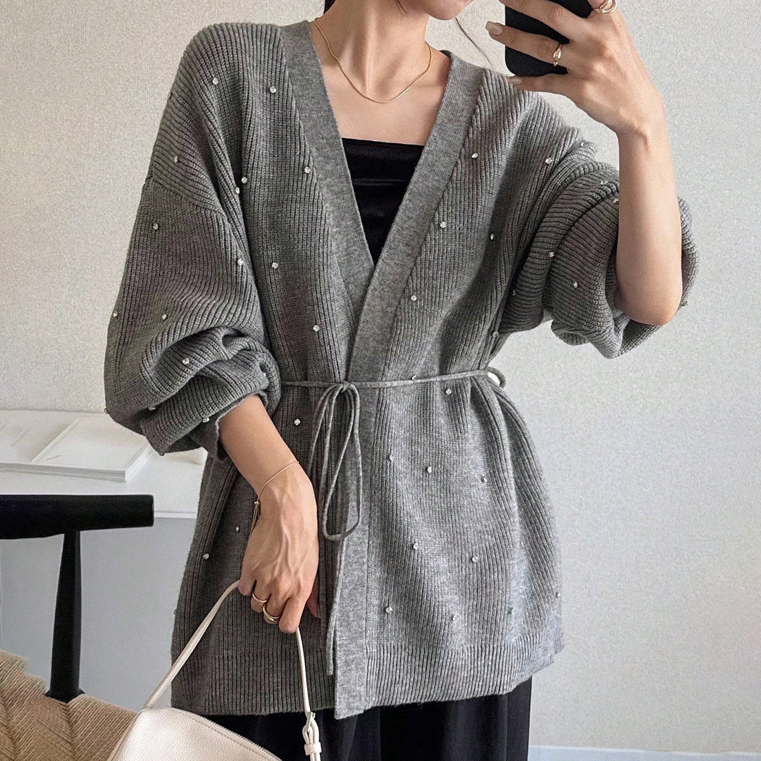 Dame chic stickad cardigan med eleganta pärldetaljer Mirla-Eva Jonsson