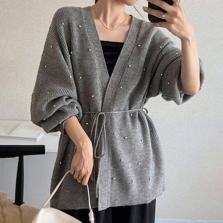 Dame chic stickad cardigan med eleganta pärldetaljer Mirla-Eva Jonsson