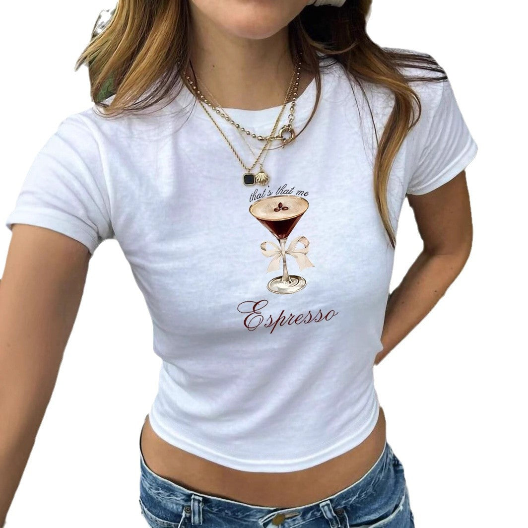 Dame crop-t-shirt med konstnärlig espresso-motiv och lekfull text Mirla-Eva Jonsson