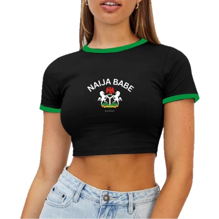 Dame crop top med kreativ tryck och kontrasterande ärmslutar Mirla-Eva Jonsson