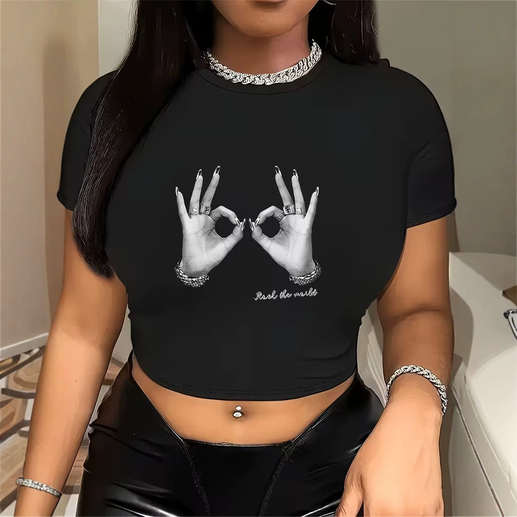 Dame cropped T-shirt med kreativt handmotiv Mirla-Eva Jonsson