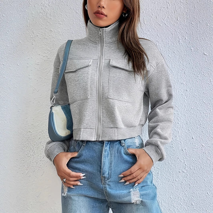 Dame cropped fritidjacka med praktiska bröstfickor och elastisk nederkant Mirla-Eva Jonsson