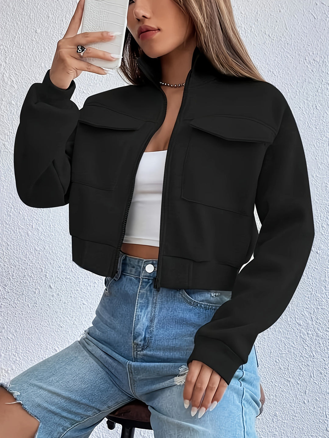 Dame cropped fritidjacka med praktiska bröstfickor och elastisk nederkant Mirla-Eva Jonsson