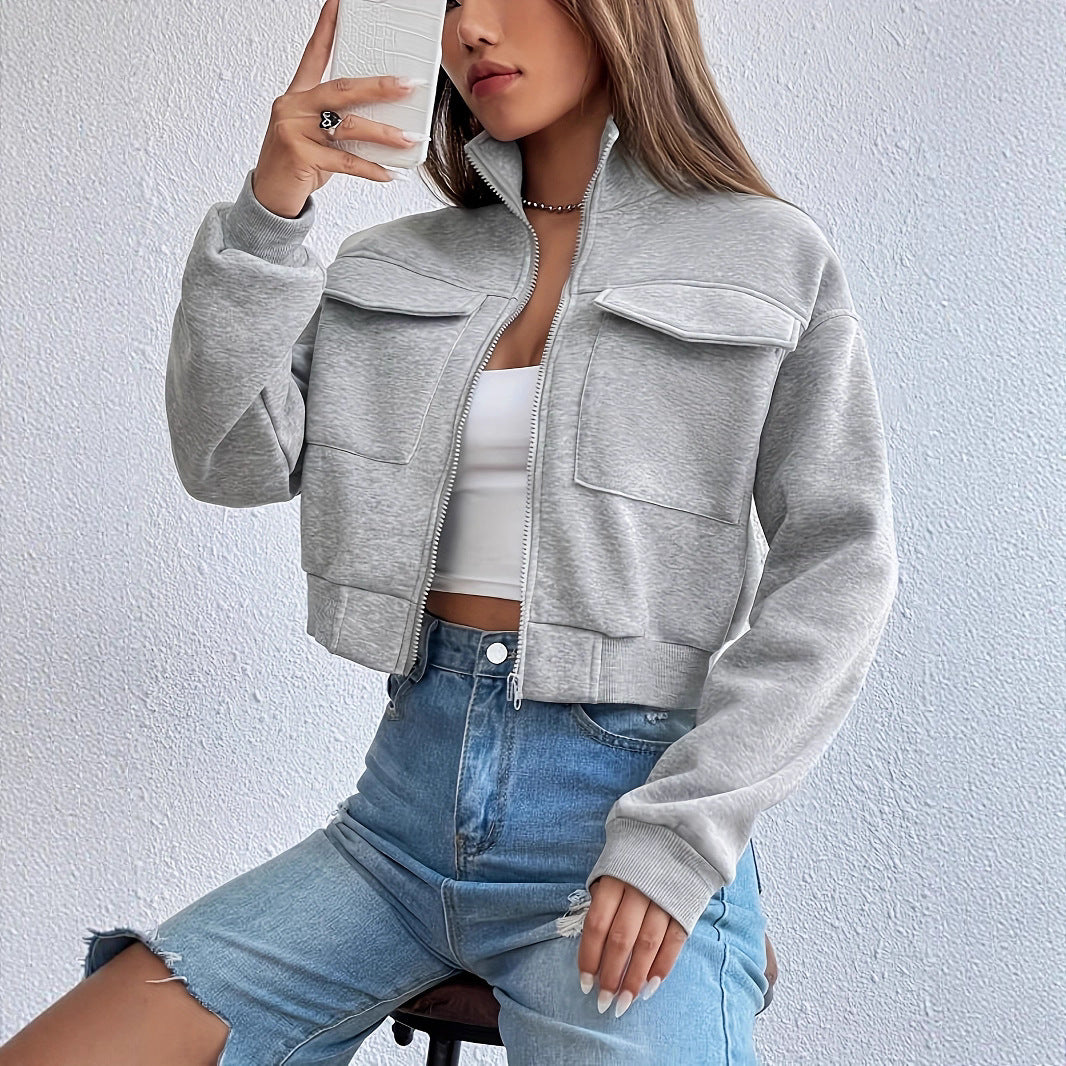 Dame cropped fritidjacka med praktiska bröstfickor och elastisk nederkant Mirla-Eva Jonsson
