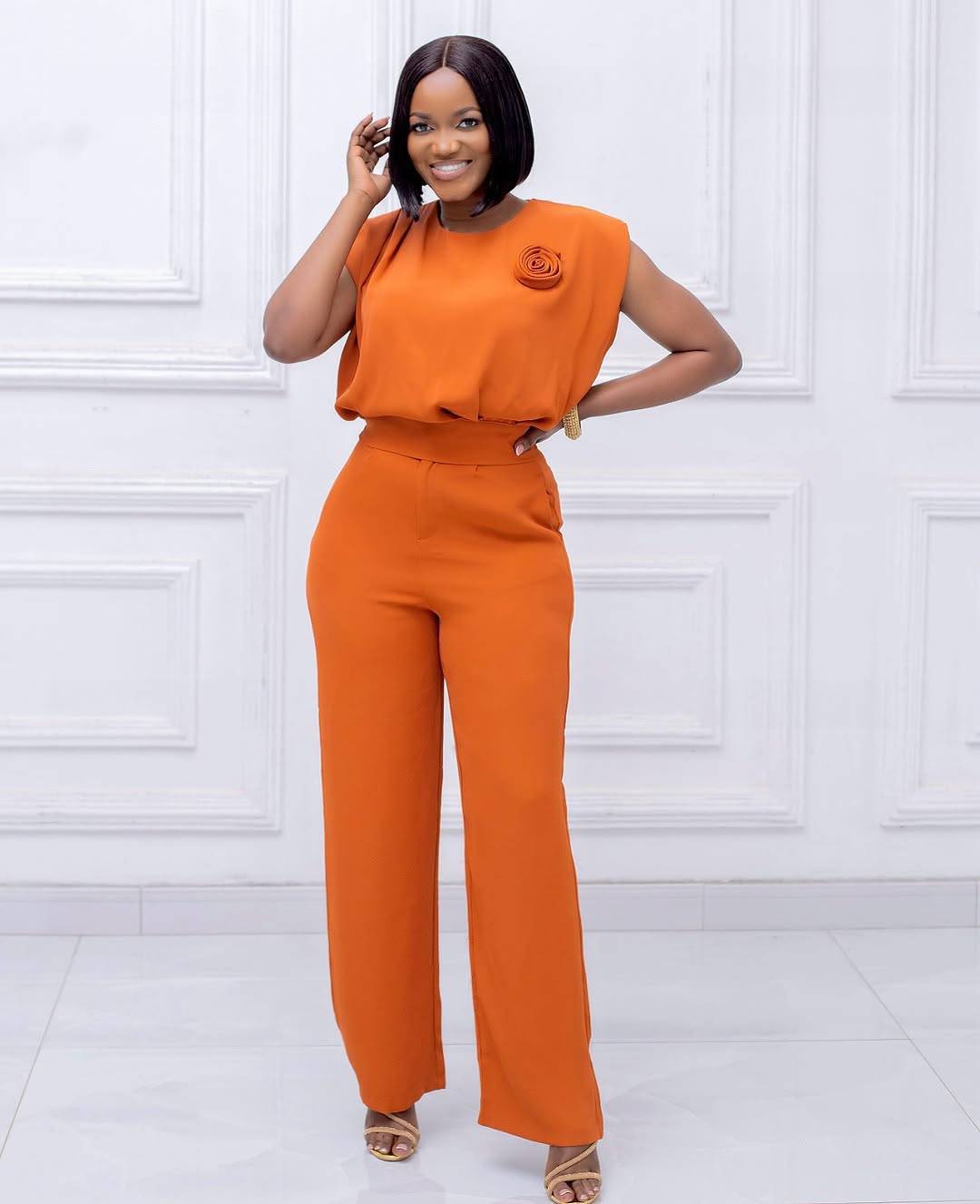 Dame elegant All-in-One-jumpsuit med blommig detalj Mirla-Eva Jonsson