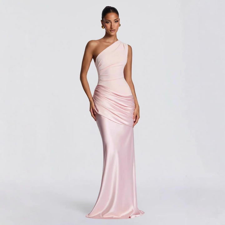 Dame elegant asymmetrisk satin aftonklänning med draperingsdesign Mirla-Eva Jonsson