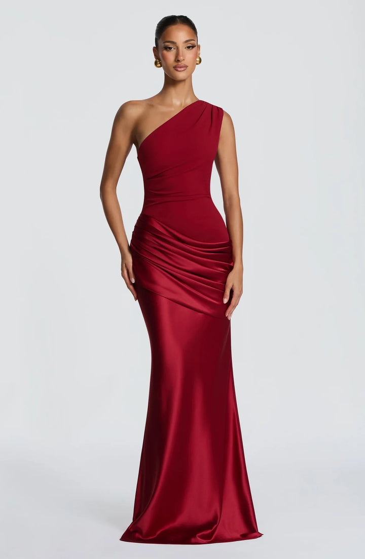 Dame elegant asymmetrisk satin aftonklänning med draperingsdesign Mirla-Eva Jonsson